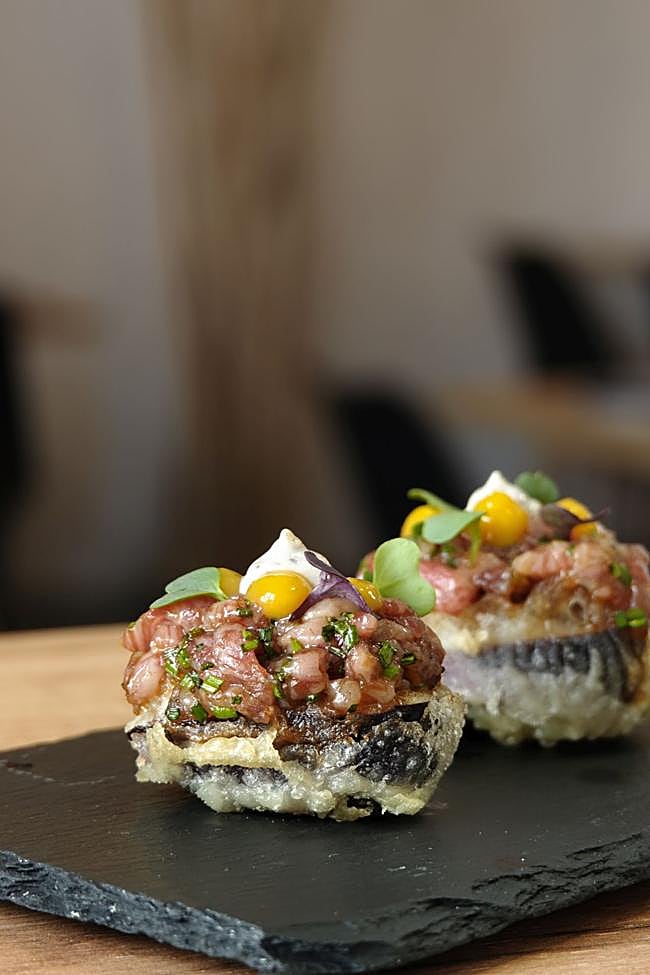 Seasonal nigiri, tempura fig topped with tartare of Japanese A5 wagyu sirloin and finished with a delicate touch of truffle.